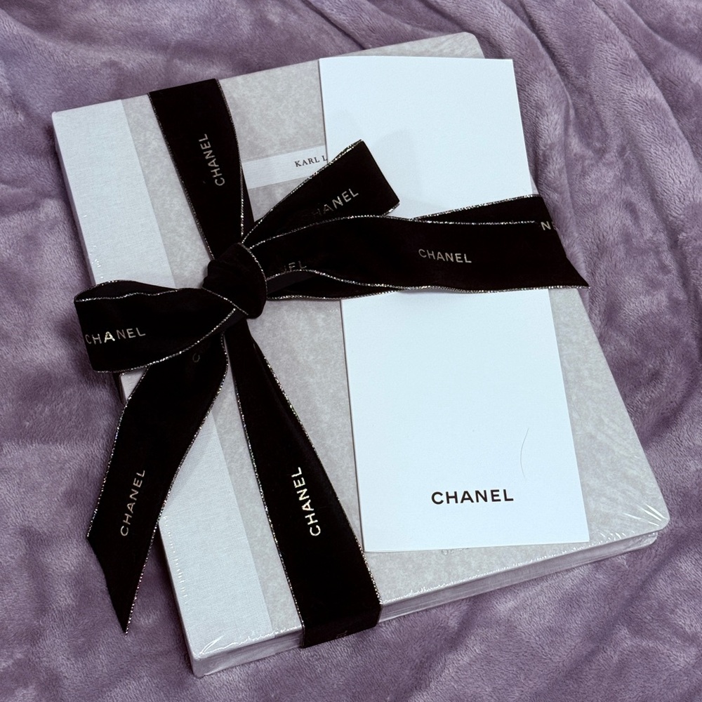 KARL LAGERFELD: A LINE OF BEAUTY - HARDCOVER COFFE TABLE BOOK
